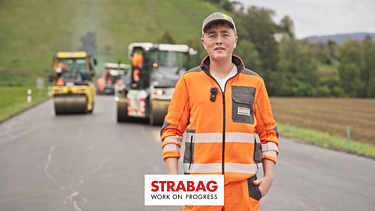 Foto Strassenbauer auf einer Baustelle, im Hintergrund Baumaschinen