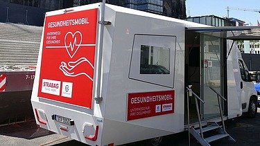 Das Gesundheitsmobil steht vor dem Kölner Dom