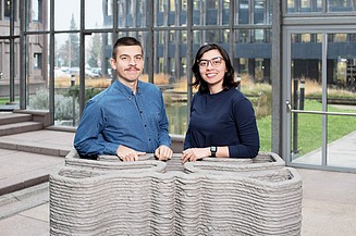 Innovation Center Stuttgart Männlicher Mitarbeiter steht vor dem Innovation Center Neubau in Stuttgart